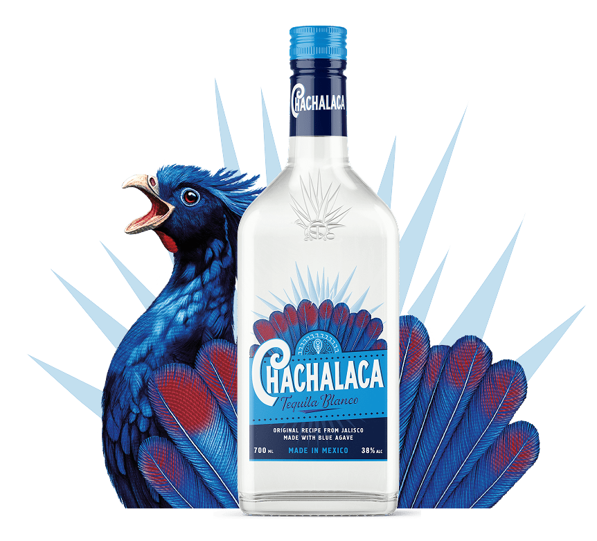 Бутылка Chachalaca с птицей на фоне